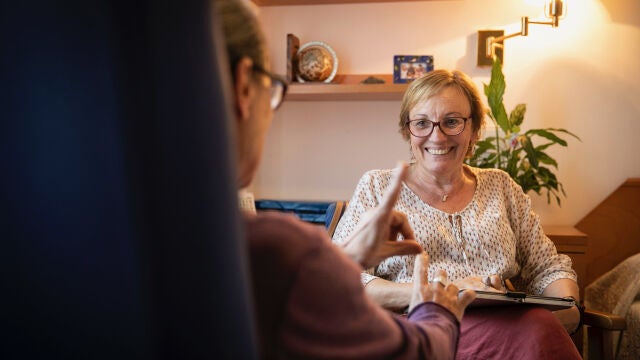 La doctora Carme Bassedas, coordinadora de la Unidad de Atención en Crisis al Paciente Psicogeriátrico a domicilio en el Hospital Mare de Déu de la Mercè, atiende a una paciente