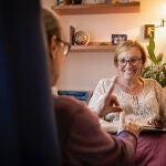 La doctora Carme Bassedas, coordinadora de la Unidad de Atención en Crisis al Paciente Psicogeriátrico a domicilio en el Hospital Mare de Déu de la Mercè, atiende a una paciente