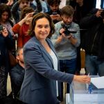 Ada Colau ejerce su derecho a voto