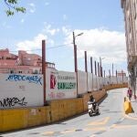 Los vecinos tienen que andar por aceras improvisadas por culpa de unas obras que están paralizadas