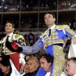 Manzanares y Ponce salen a hombros del coso granadino