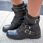 Vega rompe con el «lady style» con sus sus botas rockeras