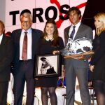David Mora recoge el trofeo que le acredita como triunfador de la feria de Beziers