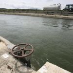 Imagen de una de las bocas de riego del canal de la comunidad de regantes de la derecha del Ebro, donde quieren realizar el minitrasvase al área metropolitana de Barcelona.