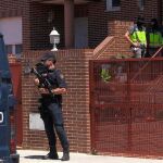 La Policía Nacional durante el registro en la urbanización Prado Norte en Algete (Madrid), dentro de la operación contra una célula dedicada a la financiación de grupos yihadistas/Efe