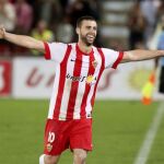 El delantero del Almería Rodrigo Ríos celebra el gol marcado ante el Valladolid, el primero del equipo, durante el partido correspondiente a la duodécima jornada de Liga de Primera División que disputan hoy en el estadio de los juegos Mediterraneos de Almería.
