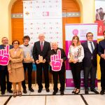 Los representantes de las asociaciones educativas que conforman #YoElijo, junto a los premiados, ayer, tras la entrega de los galardones