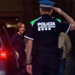 Ada Colau saluda a la Guardia Urbana a su llegada al Ayuntamiento de Barcelona el primer día laborable del nuevo mandato
