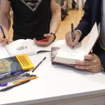 Autores firmando para la iniciativa "Busca, encuentra y lee"/ Jesús Gómez Feria