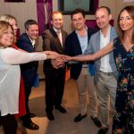 Los representantes de las comisiones negociadoras de PP y Ciudadanos, encabezadas por Miguel Garaulet de Cs (c) y José Miguel Luengo del PP (3d)
