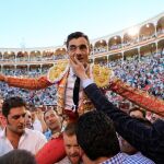 El diestro Paco Ureña sale por la puerta grande en el trigésimo segundo festejo de la Feria de San Isidro / Foto: Rubén Mondelo