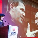 Solabarria lee ayer en Bilbao la carta de Otegi en el homenaje a Zuliaga