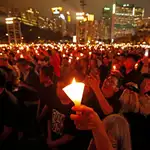 Una multitudinaria vigilia en el parque Victoria de Hong Kong en recuerdo de las víctimas de Tiananmen