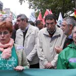 Villarrubia habla con Jesús Quijano, junto a Ángel Hernández y Agustín Prieto, en la manifestación de Valladolid
