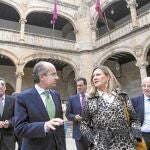 Pilar del Olmo conversa con Javier Iglesias, ayer en Ciudad Rodrigo