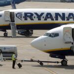 Fotografía de archivo de dos aviones de la aerolínea irlandesa de bajo coste Ryanair