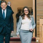 El presidente de la Generalitat, Ximo Puig, entró al hemiciclo junto a la vicepresidenta del Consell, Mónica Oltra/ KIKE TABERNER