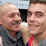 Los Carballo, "Fillo" abraza a su hijo Jesús, ahora presidente de la Real Federación Española de Gimnasia