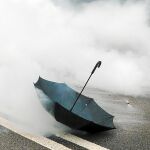 Un paraguas olvidado en una calle de Hong Kong después de que las Fuerzas de Seguridad lanzasen gas lacrimógeno a las decenas de miles de manifestantes / Ap