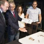 El director general de Patrimonio del Gobierno de Aragón, Luis Callizo; el director de la Fundación Conjunto Paleontológico Teruel-Dinópolis, Luis Alcala, y los investigadores de Dinópolis, Mª Dolores Pesquero y Manuel Salesa, de izda a dcha, junto a los restos de un nuevo género y especie de animal.