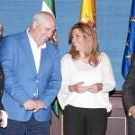 El consejero de Empleo y los secretarios generales de CC OO-A y UGT-A flanqueando a la presidenta andaluza