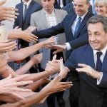 Sarkozy, aclamado en su reaparición pública