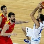 El pívot de la selección española Marc Gasol, el alero Víctor Claver (izda), observan al italiano LuigiDatome