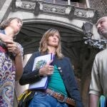 Lisa Grace, en el centro de la imagen, con Juan Carlos, uno de los «sin techo» contratados como guía turístico