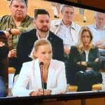 La procesada Dolores Escandell declara ayer en el banquillo. Tras ella, el también procesado Arturo Tauroni. A la derecha la secretaria de la Fundación Hemisferio, María Isabel Castillo