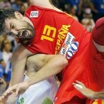 Marc sufrió la dura defensa eslovena. El pívot y Calderón fueron los únicos jugadores algo acertados en ataque