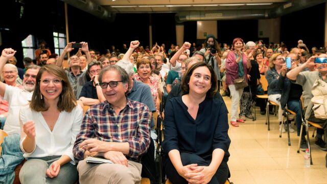 La alcaldesa de Barcelona en funciones y candidata de Barcelona en Comú, Ada Colau, junto a los números dos y tres de los comuns, Joan Subirats y Janet Sanz, durante la asamblea del partido, hoy en Barcelona.