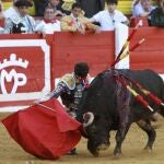 Doblón del diestro extremeño durante una de sus faenas en Mérida de ayer