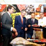 Raúl Valcarce, Suárez-Quiñones, Juan Martínez Majo y Gerardo Álvarez se disponen a degustar un poco de cecina tras inaugurar la Feria de Agroturismo del Bierzo