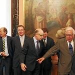 De izquierda a derecha, Rafael Ortiz, Pablo Hernández, Fernando Fernández, Pedro Manuel Herrera, Cristóbal Montoro, Francisco Castellano, Sixto Álvarez, Manuel Lagares y Miguel Ferre, ayer, tras la primera reunión del grupo de trabajo para la reforma fiscal del Gobierno
