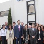 Los Príncipes de Asturias, Felipe y Letizia, acompañados por trabajadores de la empresa Grifols, durante su visita a la planta de producción de Grifols en Los Ángeles