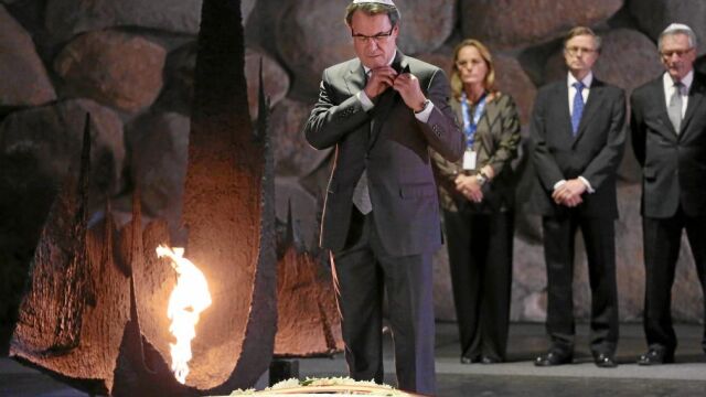 Artur Mas, en el muro de las lamentaciones, cumplió con la tradición de dejar un papel con un deseo y explicó que pidió paz