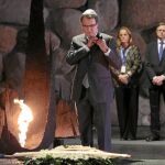 Artur Mas, en el muro de las lamentaciones, cumplió con la tradición de dejar un papel con un deseo y explicó que pidió paz