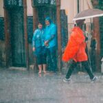 las fuertes trombas de agua serán las protagonistas desde hoy hasta el domingo en numerosos puntos de la Comunitat Valenciana. El teléfono de emergencias es el 112 (KIKE TABERNER)