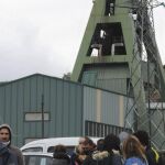 arias personas en las inmediaciones del Pozo Emilio del Valle de Llombera de Gordón