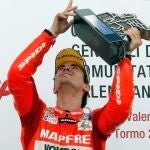 El piloto español Nico Terol muestra su alegría en el podio tras su victoria en la carrera de Moto 2 del Gran Premio de la Comunidad Valenciana