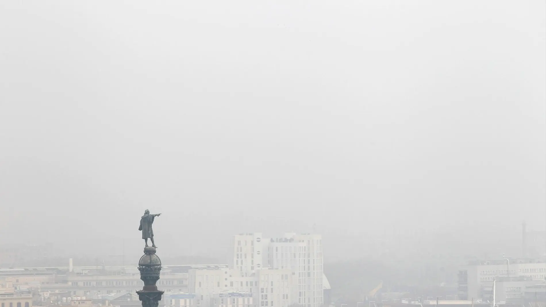 El cielo de Barcelona, en una jornada con alta contaminación / Efe