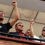 Un acompañante del ex guerrillero de las FARC 'Jesús Santrich' viste una camiseta de apoyo a ETA / Foto: Efe