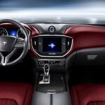 Una gran pantalla táctil preside la consola central y sobre ella, el clásico reloj de Maserati.