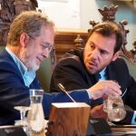Óscar Puente y Manuel Saravia conversan durante el pleno