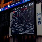 La Bolsa española ha abierto este lunes plana, con una leve subida del 0,02 %, hasta los 9.282,10 puntos. Ahora, baja un 87% y se queda por debajo de los 9.200