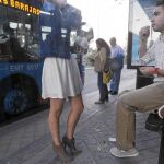 Las viejas ordenanzas indican que no se puede esperar el autobús fuera de la parada ni tirar las cáscaras de pipas al suelo.