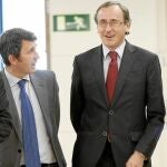 El portavoz del PP, Alfonso Alonso (en el centro), con Dolors Montserrat, vicepresidenta tercera del Congreso, y Juan Antonio López y José Domingo, de la plataforma «Som Catalunya, somos España»