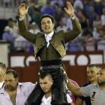 Andy Cartagena sale a hombros del coso malagueño