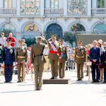 El general jefe de la Cuarta Subinspección del Ejército, José Rivas Moriana, saluda a la tropa en presencia de autoridades civiles y militares