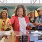 La socialista Iratxe García vota en el Colegio La Laguna, de Laguna de Duero, en Valladolid